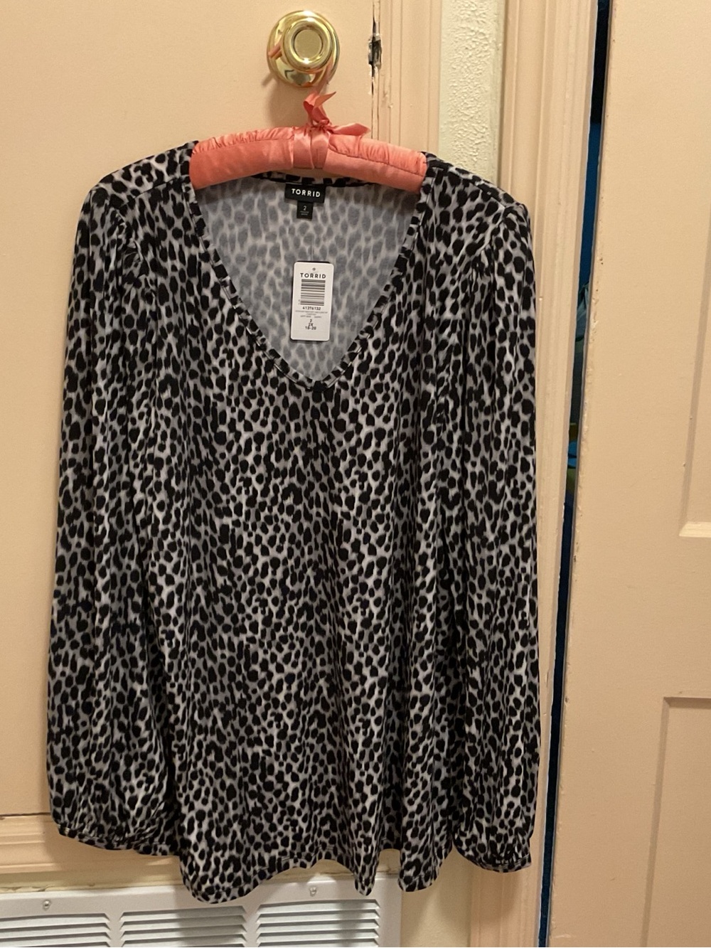 torrid Black & Gray Leopard V-Neck Top